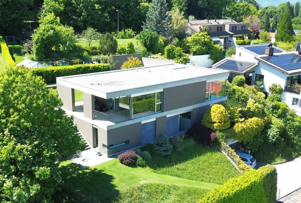Elegante villa moderna con giardino e vista panoramica sul lago a Carona.