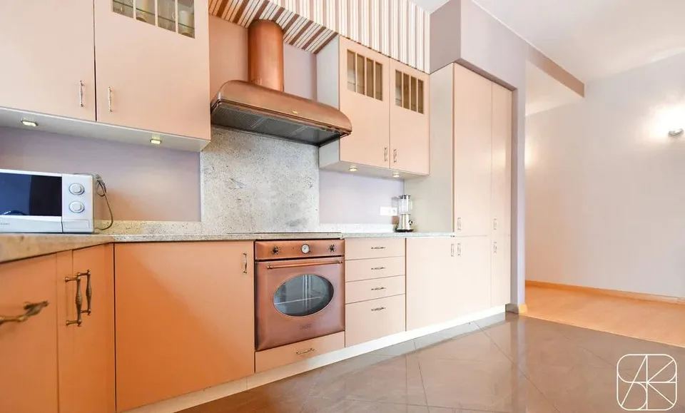 Charming 2.5-Room Apartment with Balcony in Zürich 8006
