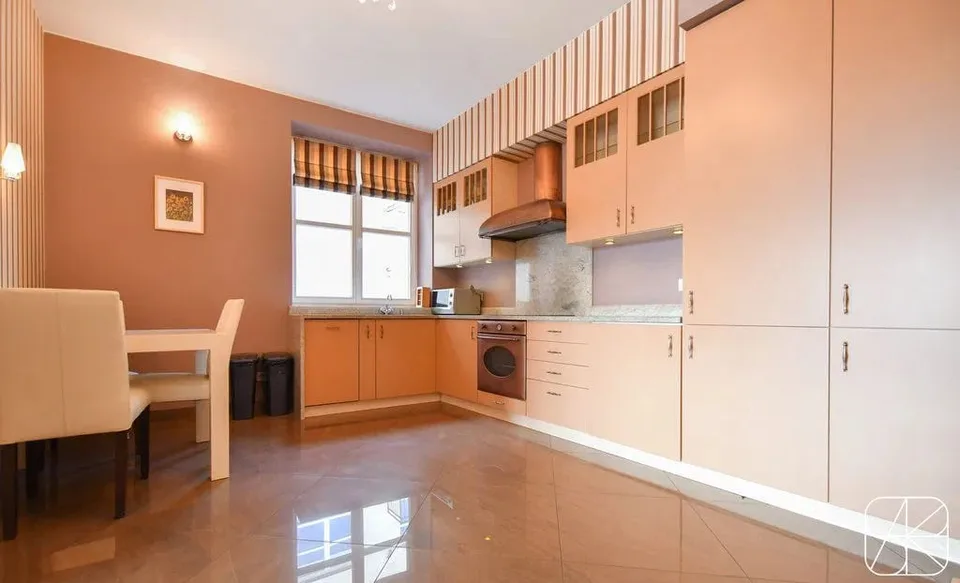 Charming 2.5-Room Apartment with Balcony in Zürich 8006
