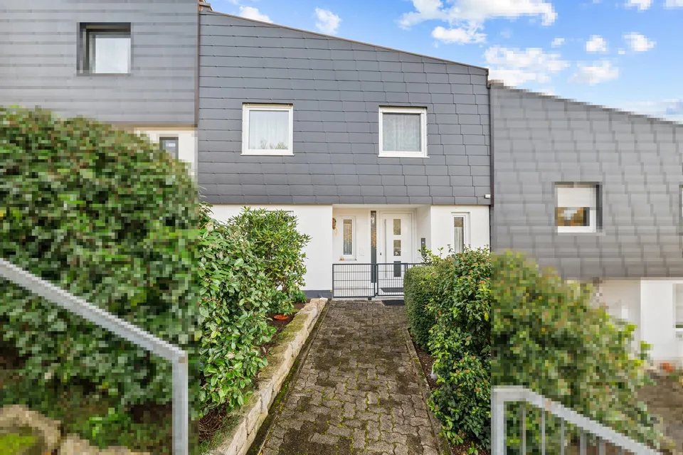 Traumhaft und kernsaniert in Bestlage - Reihenmittelhaus mit Terrass