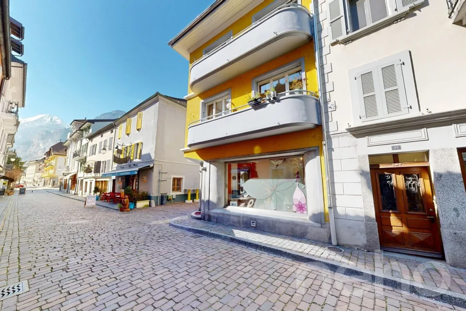 Immeuble mixte 2 Commerces + 3.5 + 8.5 en duplex