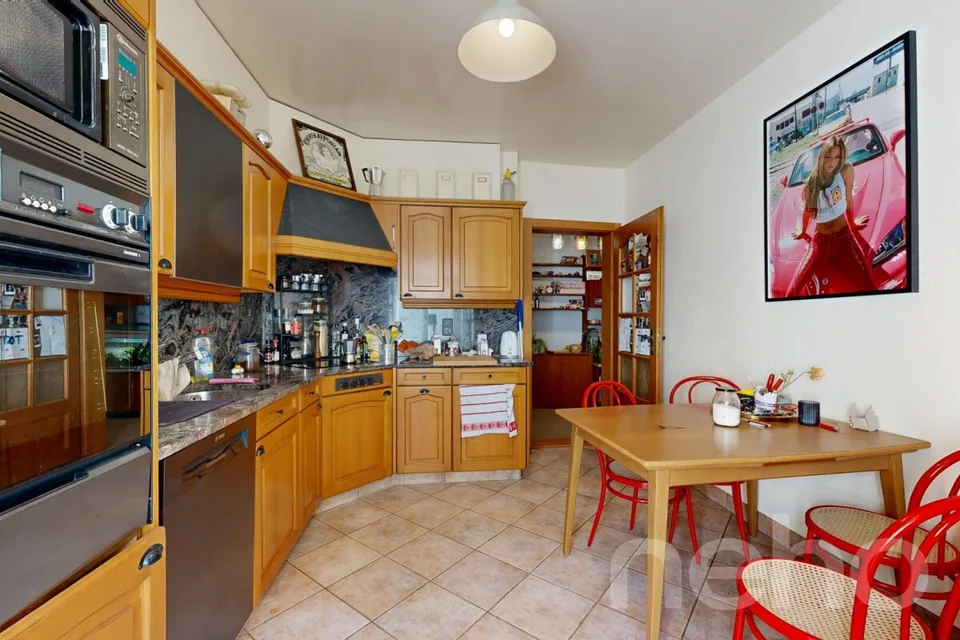 Immeuble mixte 2 Commerces + 3.5 + 8.5 en duplex