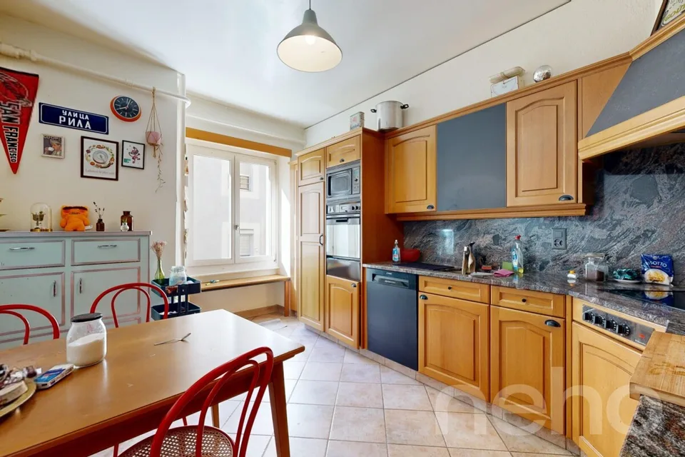 Immeuble mixte 2 Commerces + 3.5 + 8.5 en duplex