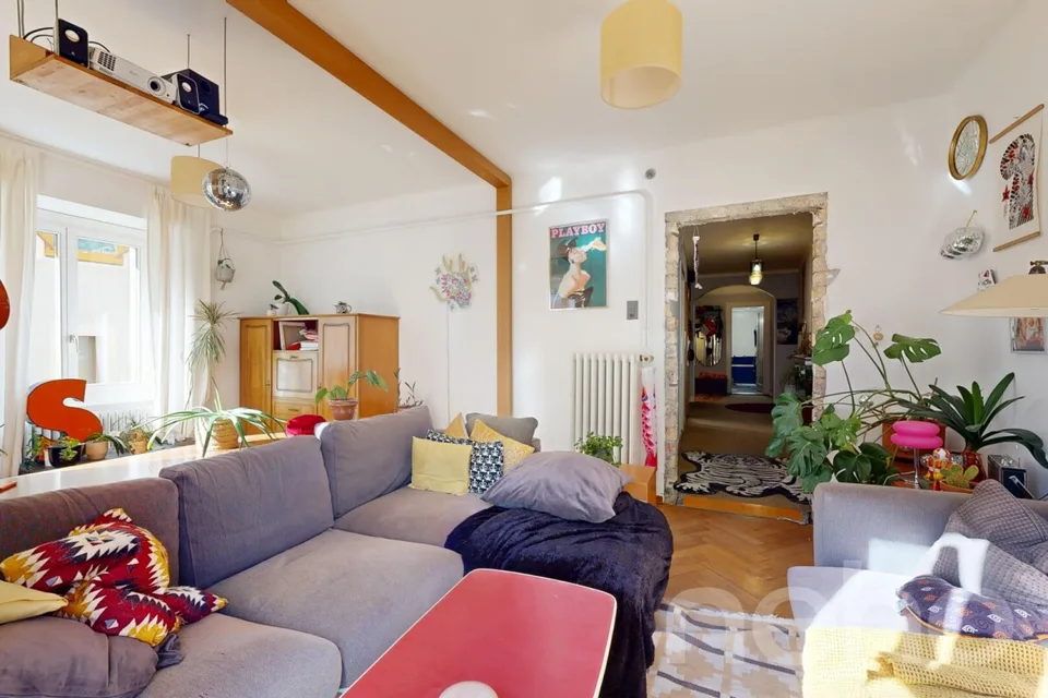 Immeuble mixte 2 Commerces + 3.5 + 8.5 en duplex