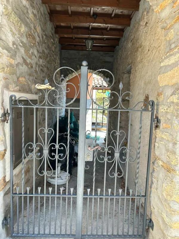 Maison 5 pièces avec grenier aménageable, cour intérieure et jardin