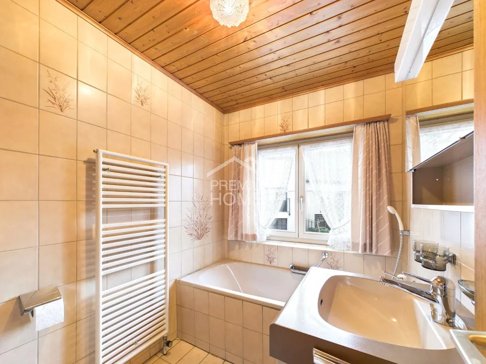 Doppeltes Potenzial: Ein Haus bezugsbereit, eines zur Neugestaltung
