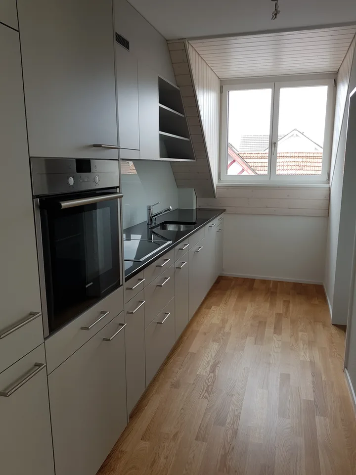 Appartement maisonnette moderne de 2,5 pièces au dernier étage à louer