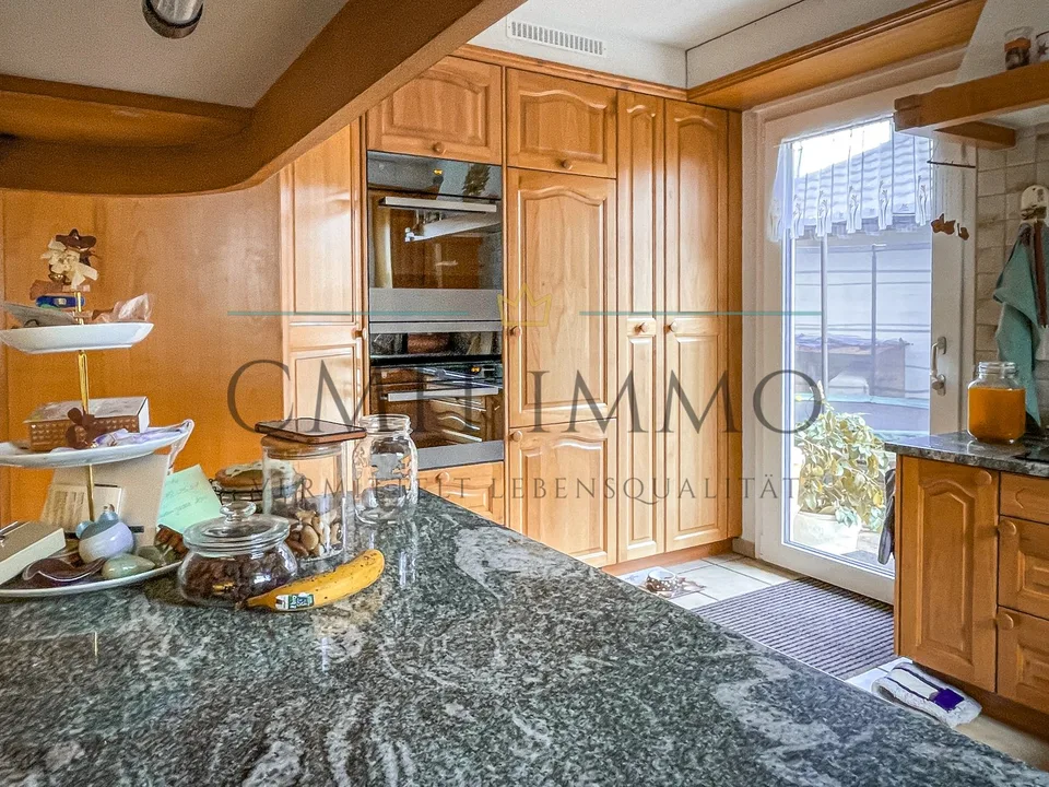 7.5-room single-family house with solar system, separate apartment, and dreamy garden