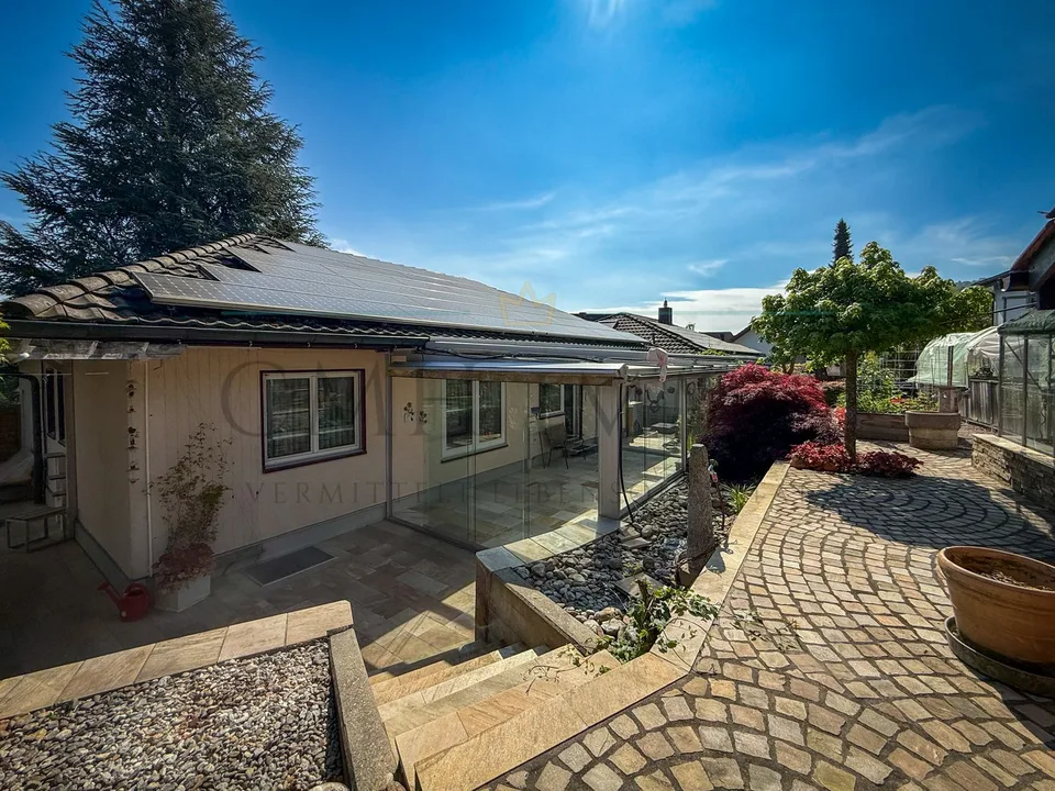 7.5-room single-family house with solar system, separate apartment, and dreamy garden