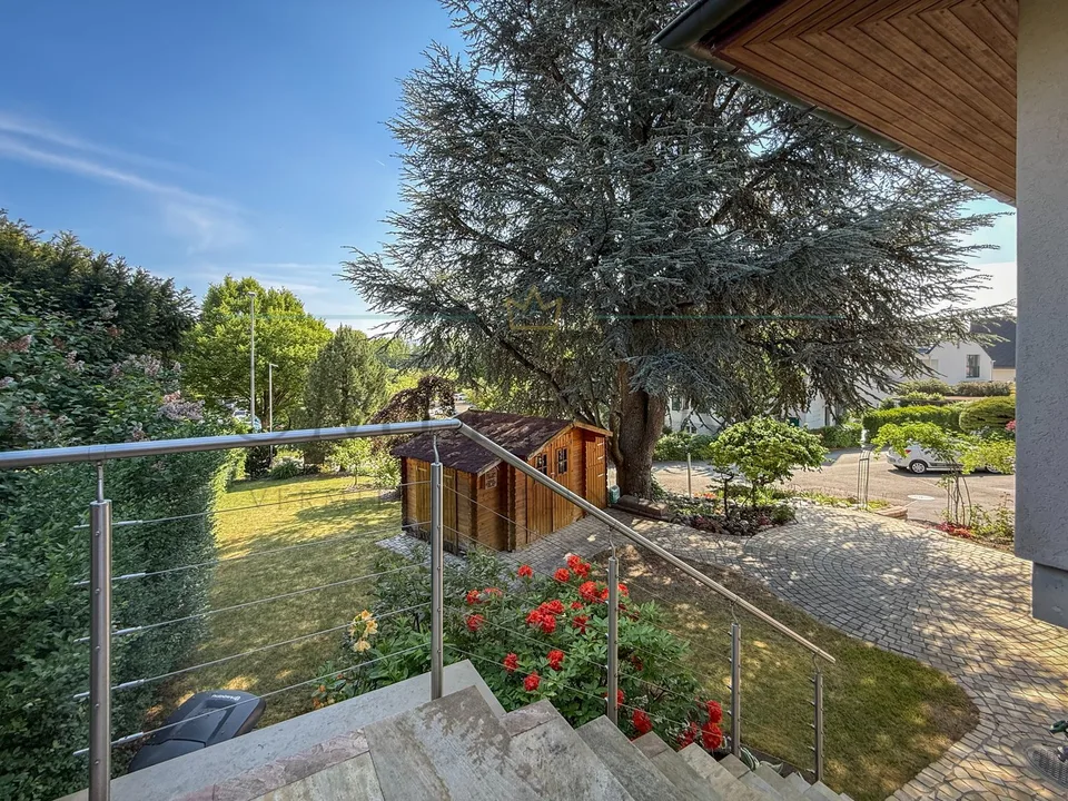 7.5-room single-family house with solar system, separate apartment, and dreamy garden