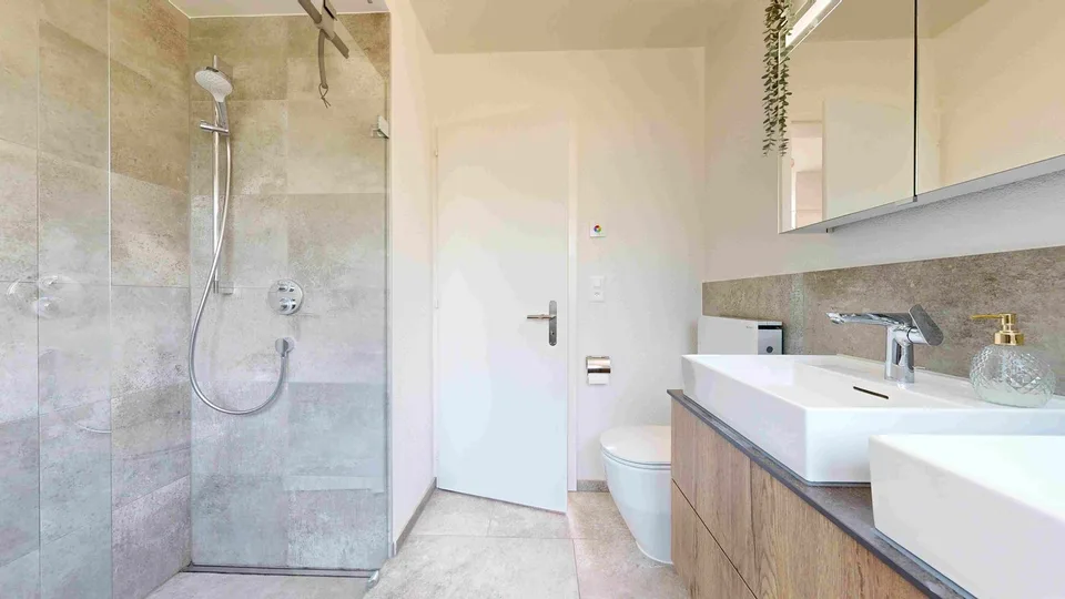 Molta spazio e comfort - sottile e doccia nel quartiere più bello di Burdlef