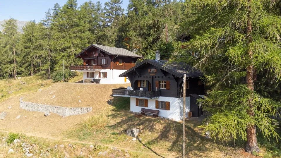 Chalet ski-in-ski-out con due parcheggi privati