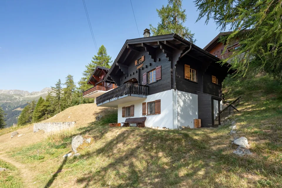 Chalet ski-in-ski-out con due parcheggi privati