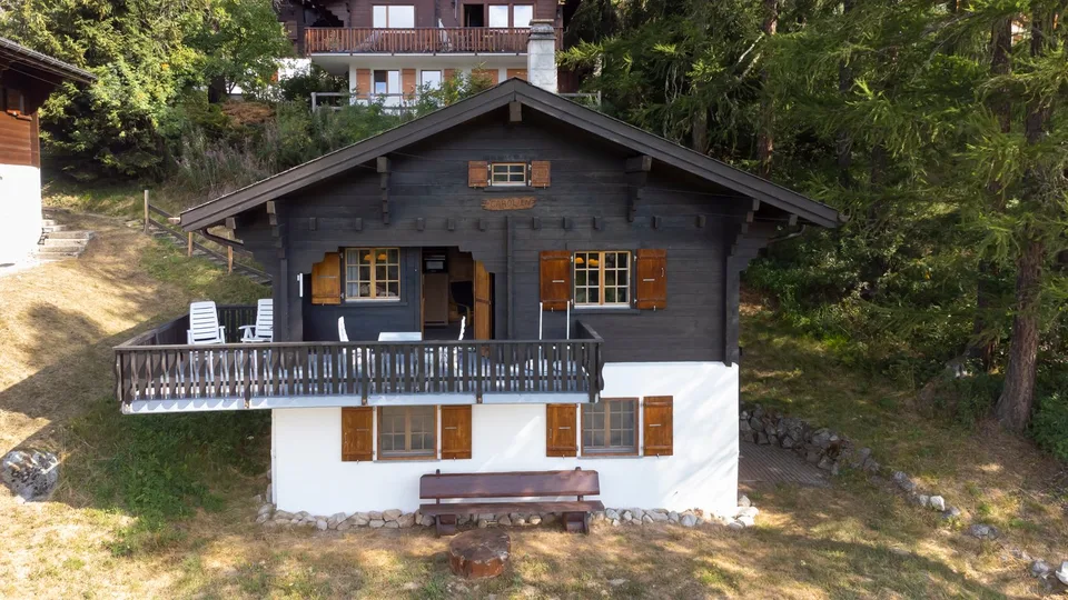 Chalet ski-in-ski-out con due parcheggi privati