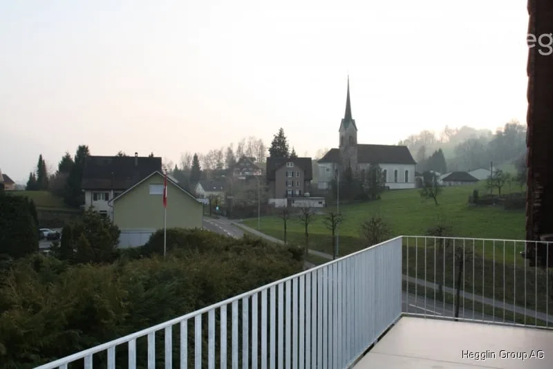Appartement de 2 pièces sous les toits avec belle vue sur le lac – fraîchement rénové & parking et frais accessoires inclus