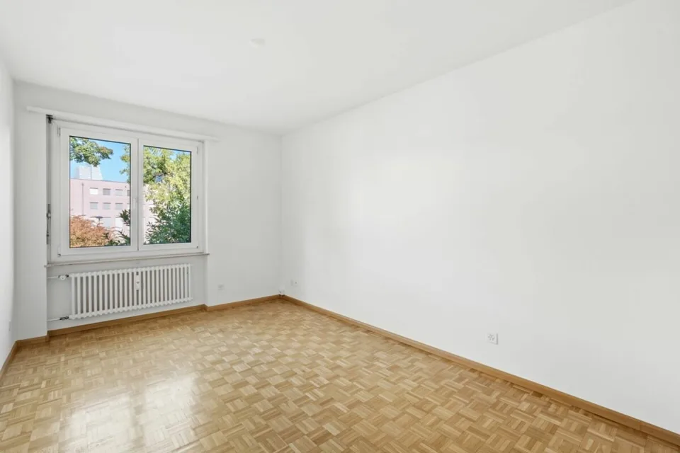 Appartement lumineux 3,5 pièces avec ascenseur et balcon dans un emplacement central à Birsfelden