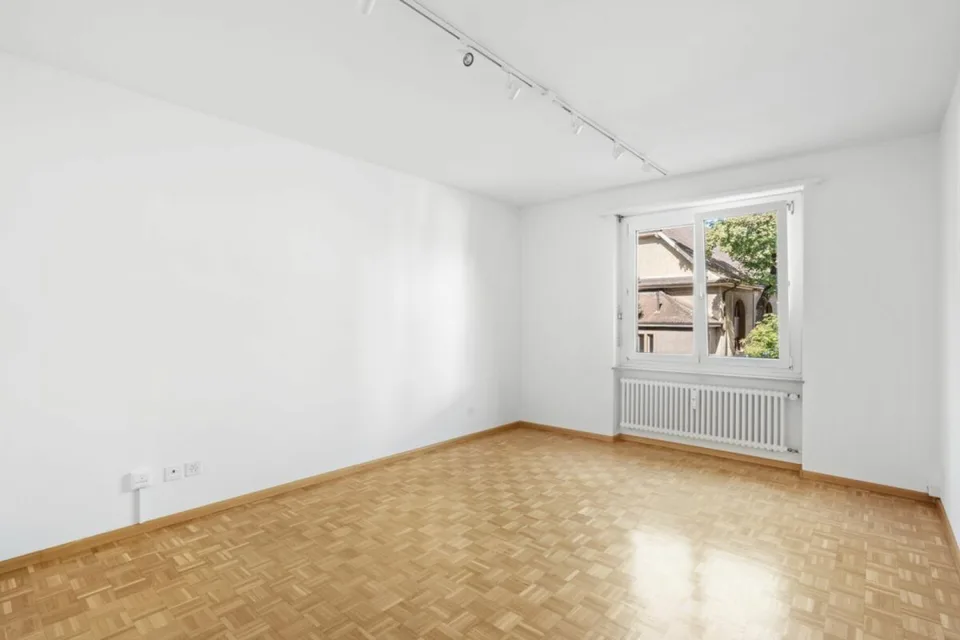Appartement lumineux 3,5 pièces avec ascenseur et balcon dans un emplacement central à Birsfelden