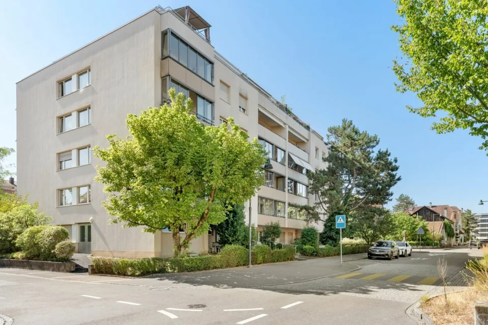 Appartement lumineux 3,5 pièces avec ascenseur et balcon dans un emplacement central à Birsfelden
