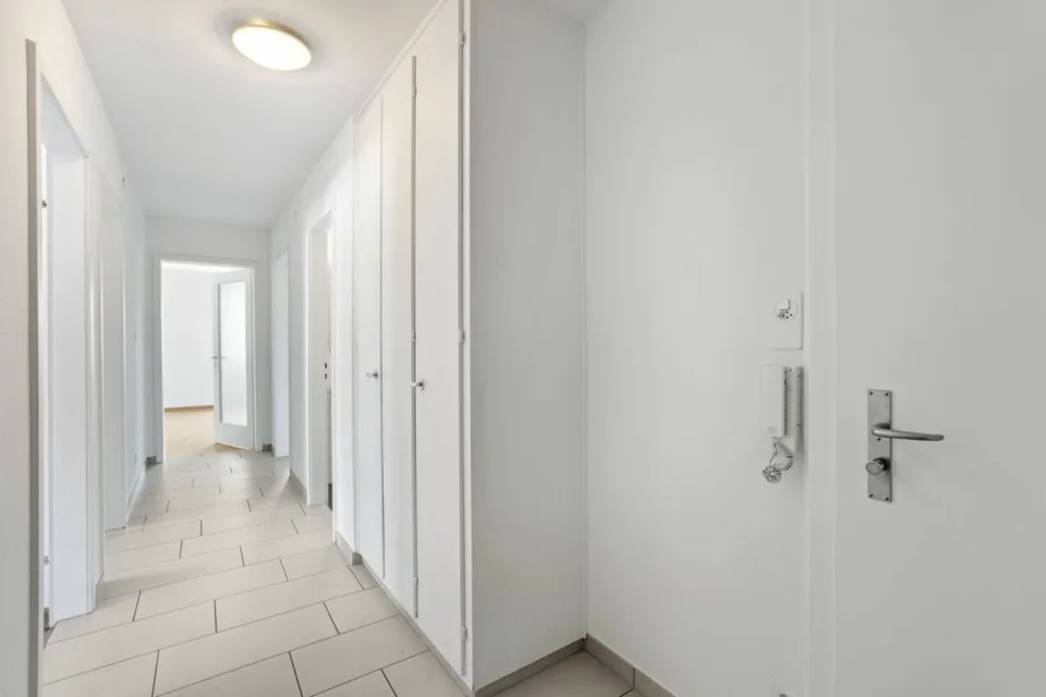 Appartement lumineux 3,5 pièces avec ascenseur et balcon dans un emplacement central à Birsfelden