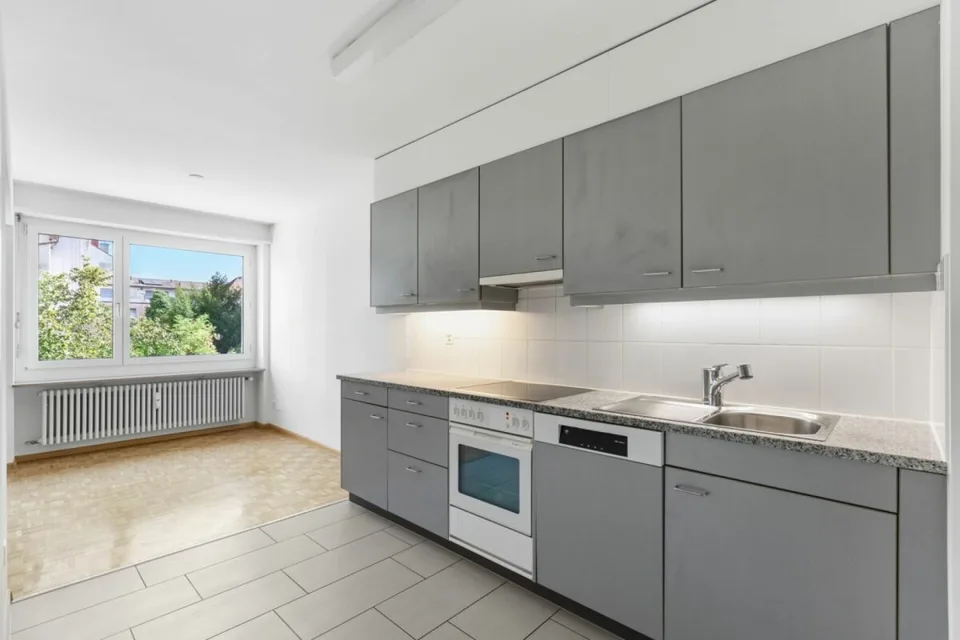 Appartement lumineux 3,5 pièces avec ascenseur et balcon dans un emplacement central à Birsfelden