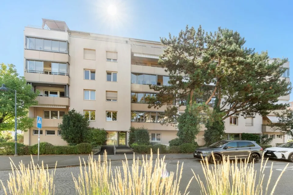 Appartement lumineux 3,5 pièces avec ascenseur et balcon dans un emplacement central à Birsfelden