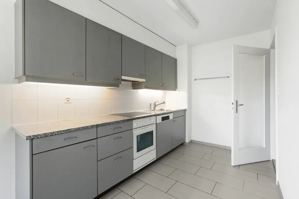 Appartement lumineux 3,5 pièces avec ascenseur et balcon dans un emplacement central à Birsfelden