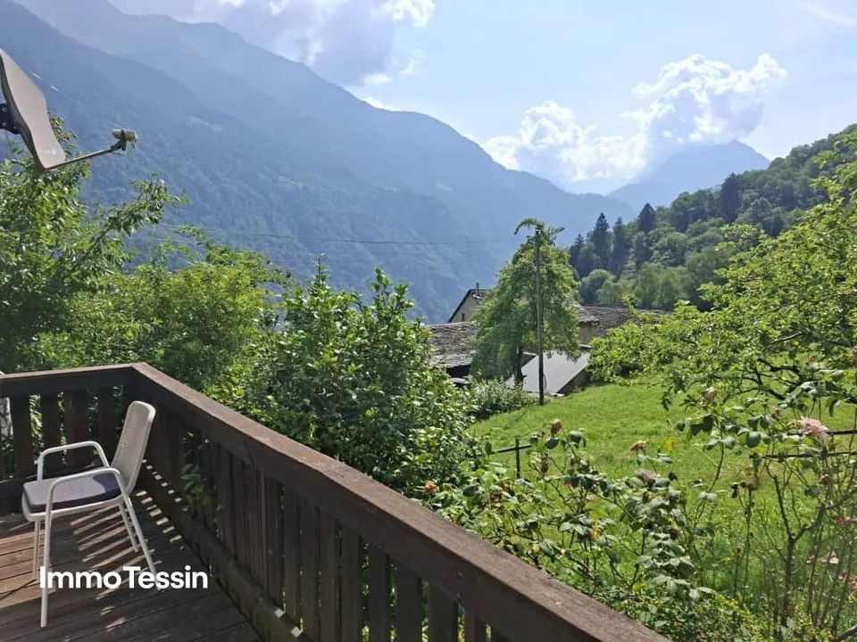 Gemütliches Tessiner Rustico an ruhiger Lage mit fantastischer Berg und Talsicht ins Bleniotal