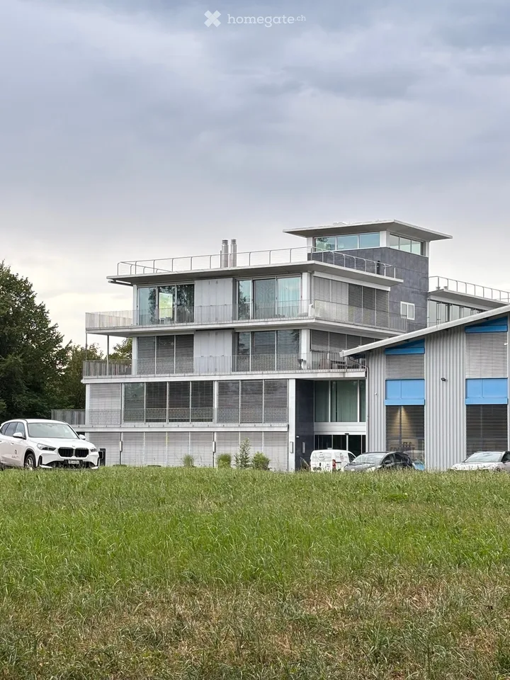 Appartamento attico esclusivo di 3,5 locali a Riverside, nel mezzo di una zona verde con una vista sognata