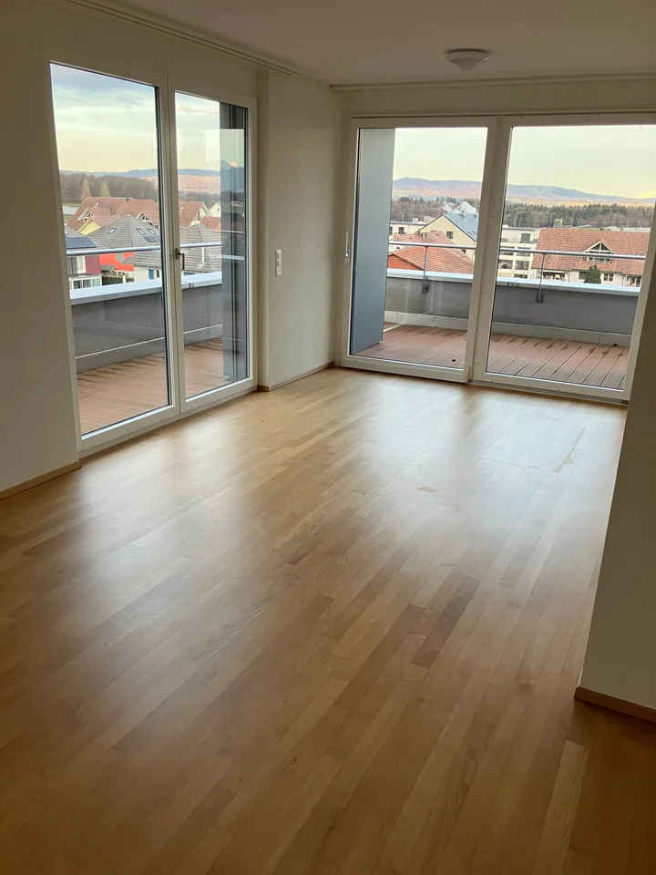 Appartement spacieux de 7,5 pièces avec vue panoramique à Auw