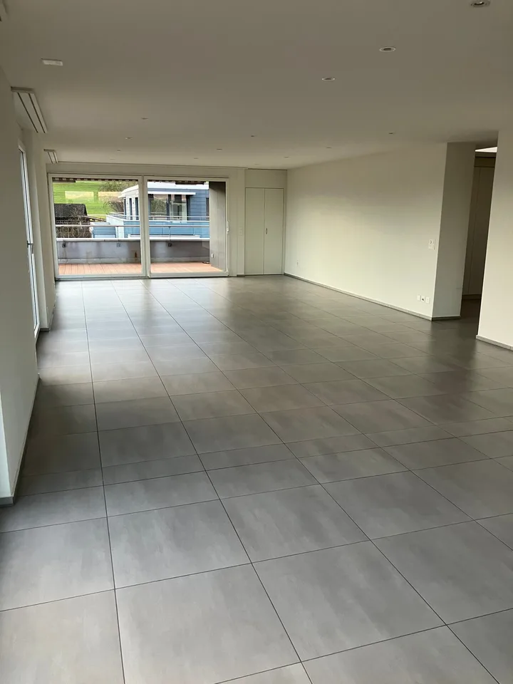 Appartement spacieux de 7,5 pièces avec vue panoramique à Auw