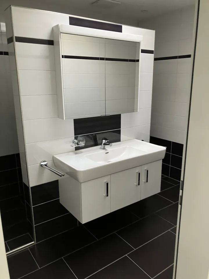 Appartement spacieux de 7,5 pièces avec vue panoramique à Auw