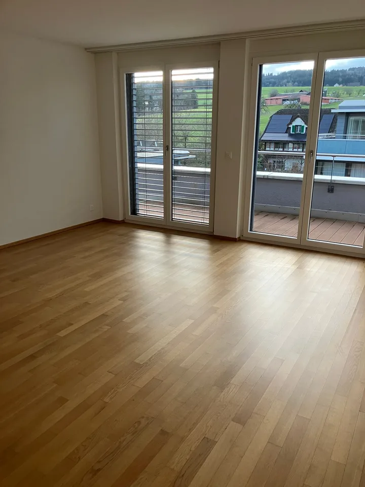 Appartement spacieux de 7,5 pièces avec vue panoramique à Auw