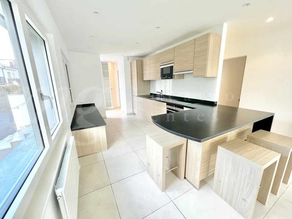 SUPERB AND LARGE 10-ROOM HOUSE - 350 m2 - HPE - 1100 m2 GARDEN AND LARGE OUTDOOR JACUZZI