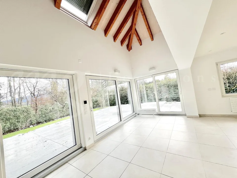 SUPERB AND LARGE 10-ROOM HOUSE - 350 m2 - HPE - 1100 m2 GARDEN AND LARGE OUTDOOR JACUZZI