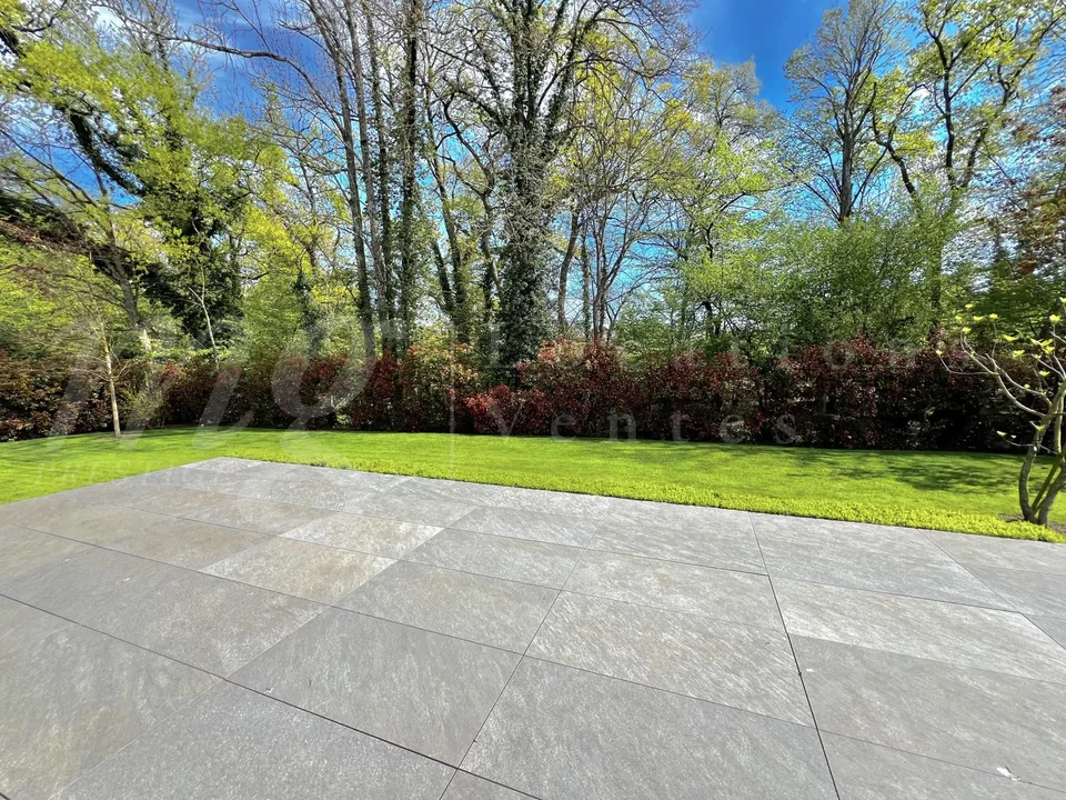 SUPERB AND LARGE 10-ROOM HOUSE - 350 m2 - HPE - 1100 m2 GARDEN AND LARGE OUTDOOR JACUZZI