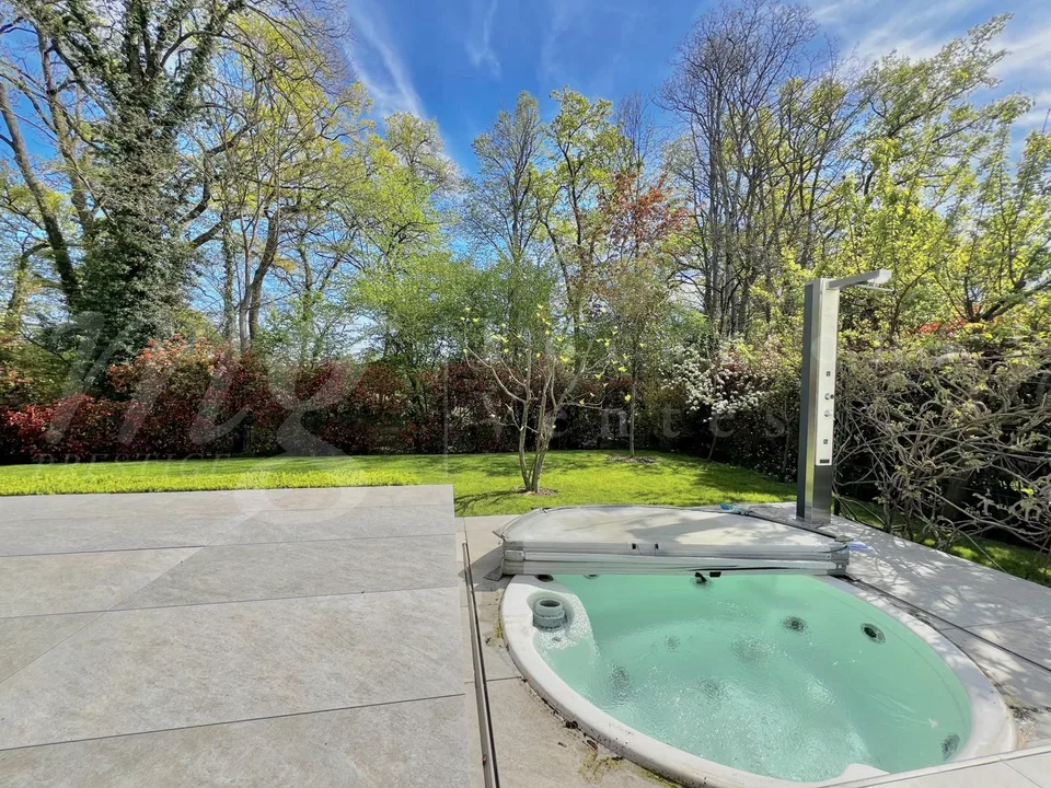 SUPERB AND LARGE 10-ROOM HOUSE - 350 m2 - HPE - 1100 m2 GARDEN AND LARGE OUTDOOR JACUZZI