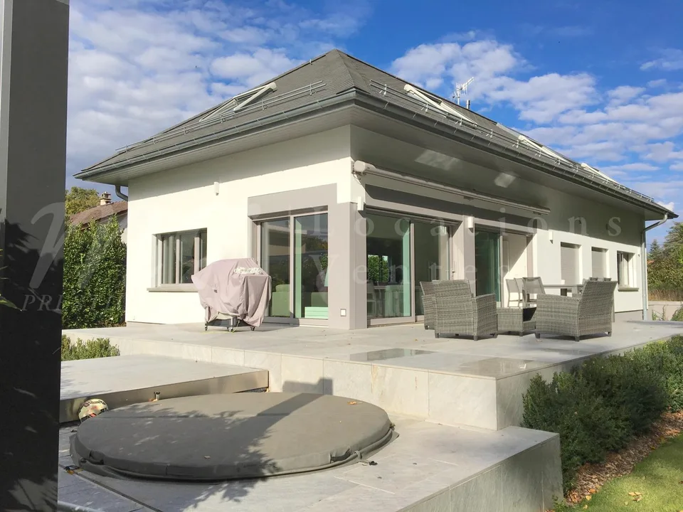 SUPERB AND LARGE 10-ROOM HOUSE - 350 m2 - HPE - 1100 m2 GARDEN AND LARGE OUTDOOR JACUZZI