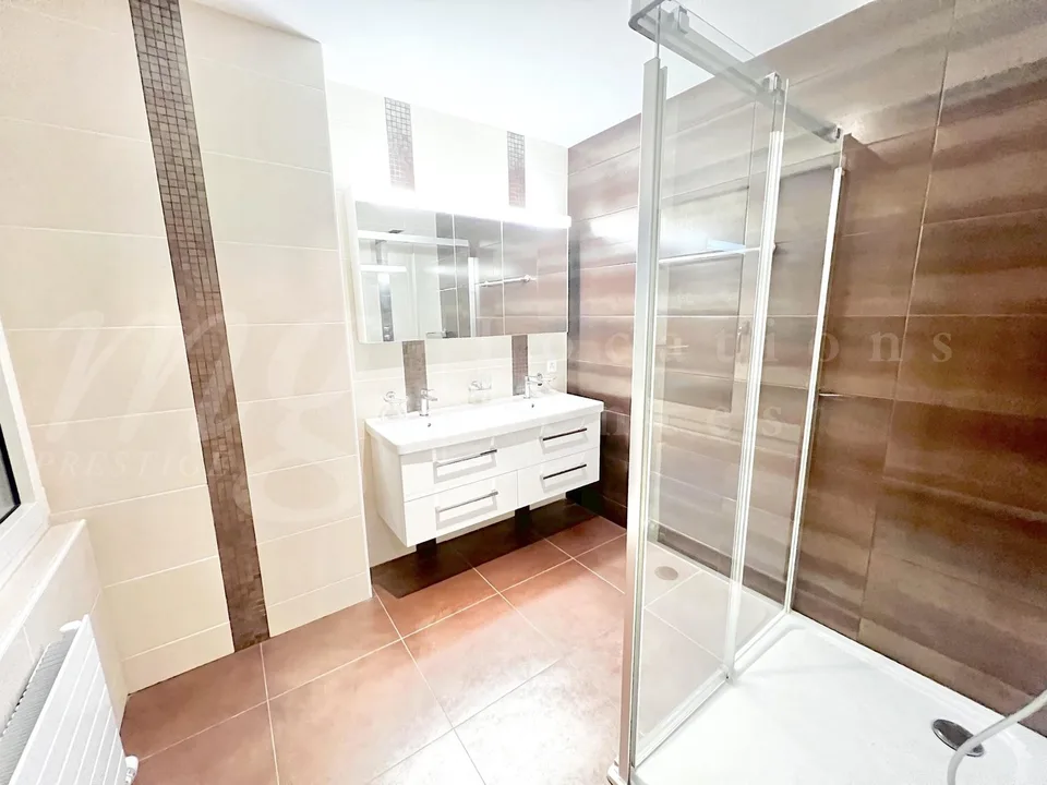 SUPERB AND LARGE 10-ROOM HOUSE - 350 m2 - HPE - 1100 m2 GARDEN AND LARGE OUTDOOR JACUZZI