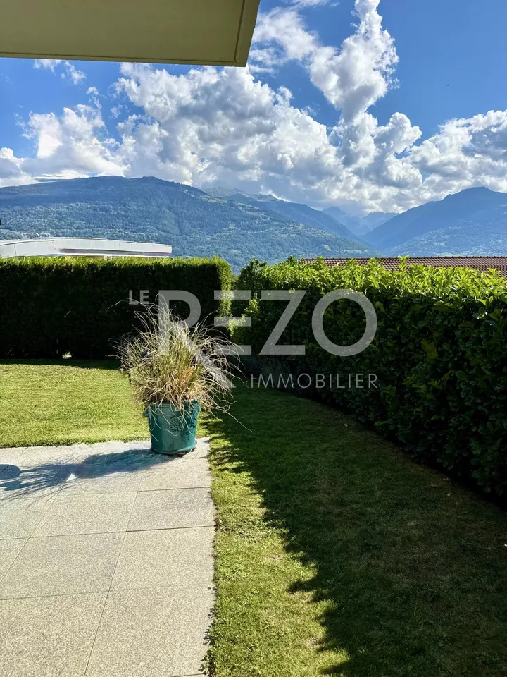 Superb 3.5-room apartment with large terrace, garden and panoramic view. SAVIÈSE, VS