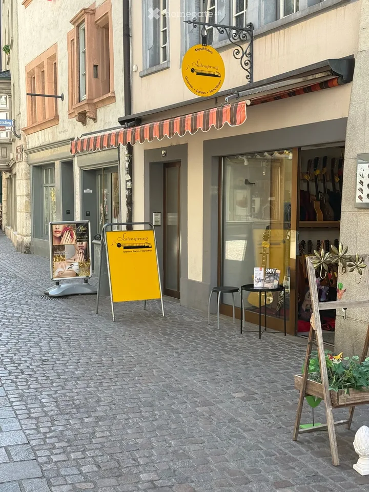 115 m² commercial space with large shop window in the old town