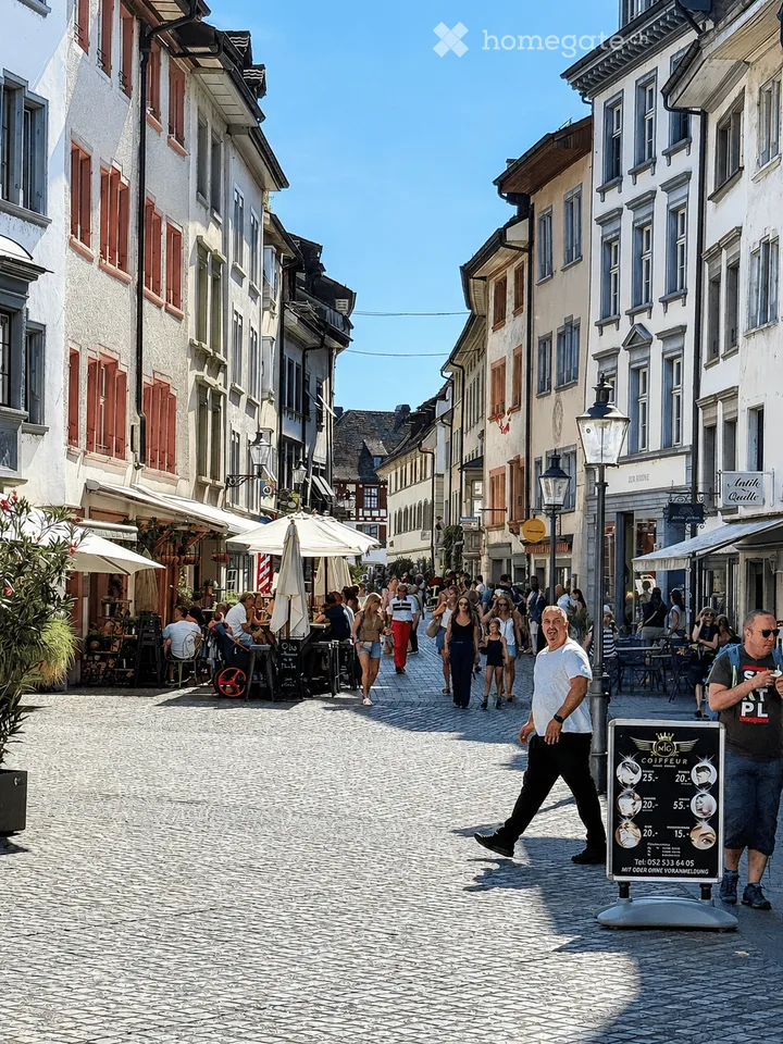 115 m² commercial space with large shop window in the old town