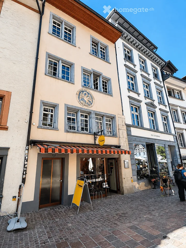 115 m² commercial space with large shop window in the old town