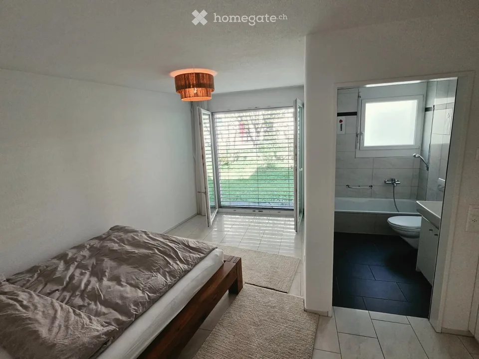 Möbliertes Zimmer mit eigenem Bad in renovierter Gartenwohnung in Baar ZG