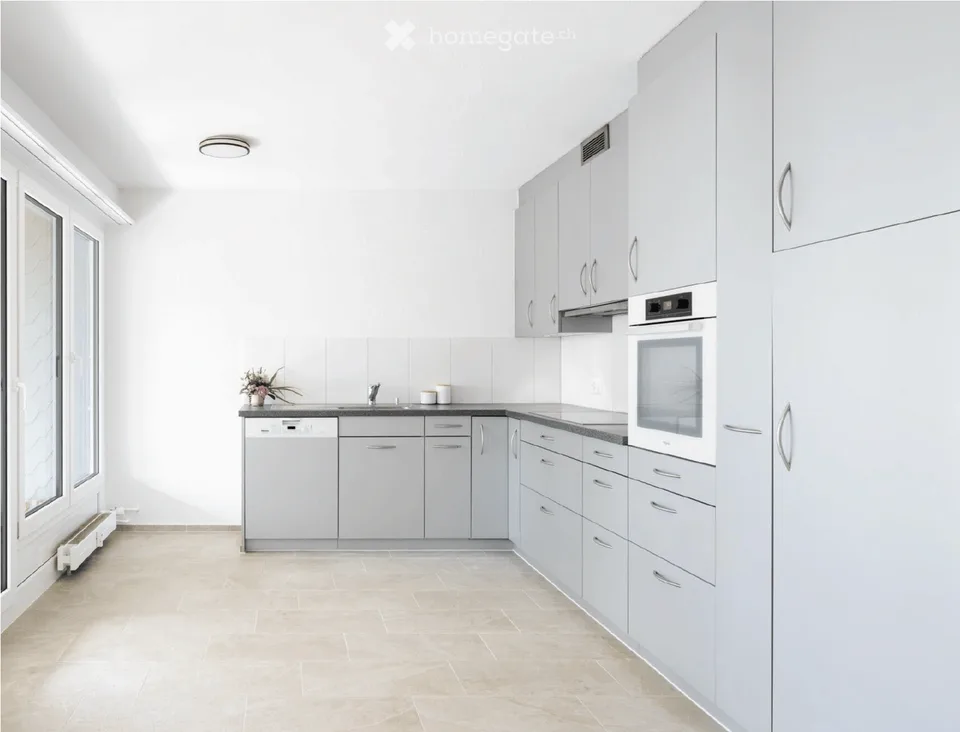 Frisch renovierte 3-Zimmer-Wohnung mit zwei Balkonen und schöner Weitsicht