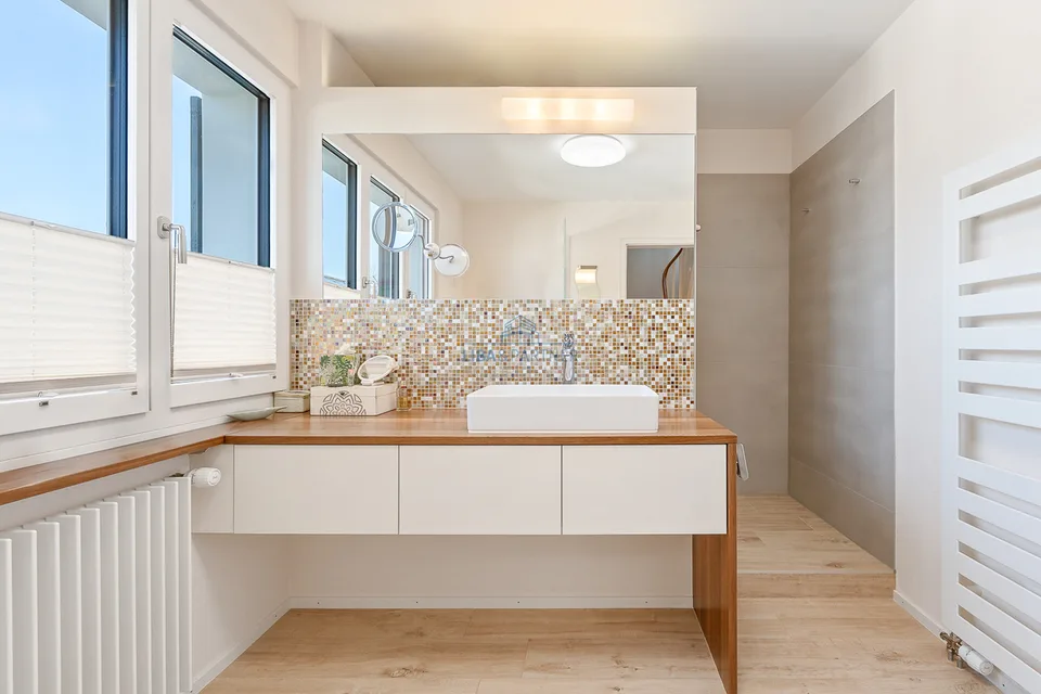 Hochwertig modernisiertes Einfamilienhaus mit exklusiver Wohnqualität