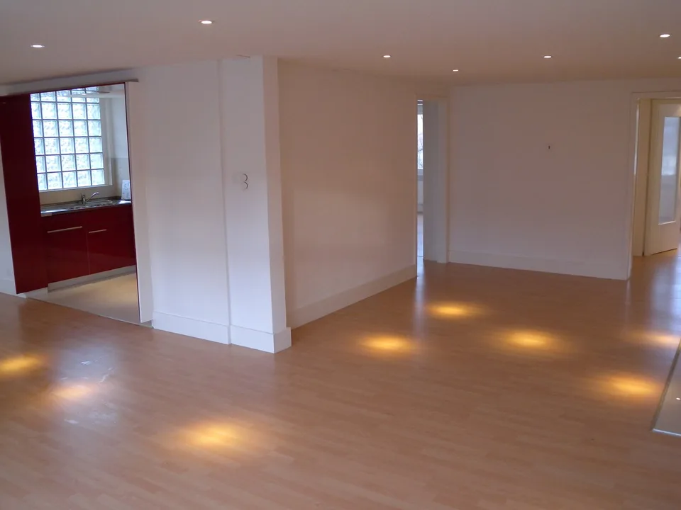 Charmantes 4-Zimmer-Wohnung renoviert mit Balkon – La Chaux-de-Fonds – Foto 8 von 16