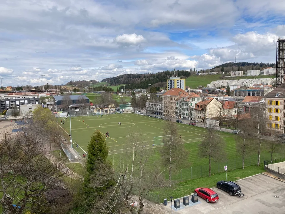 Charmantes 4-Zimmer-Wohnung renoviert mit Balkon – La Chaux-de-Fonds