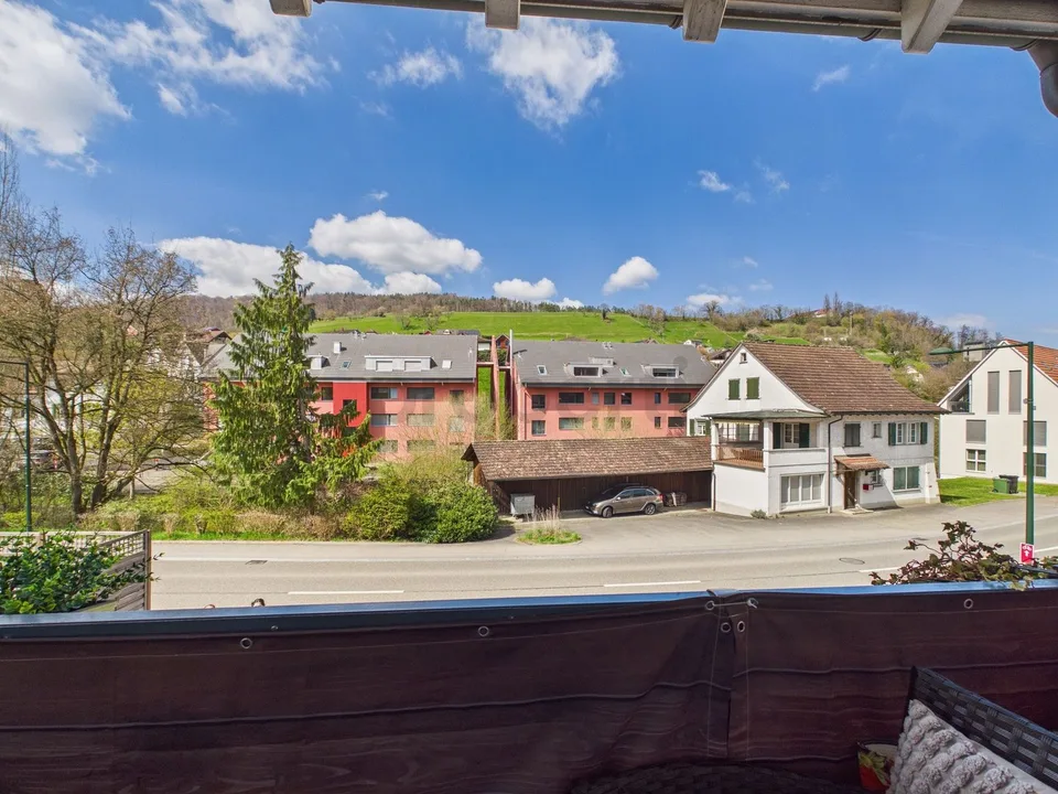 Newly renovated 4.5-room elegant apartment with private parking, Bubendorf