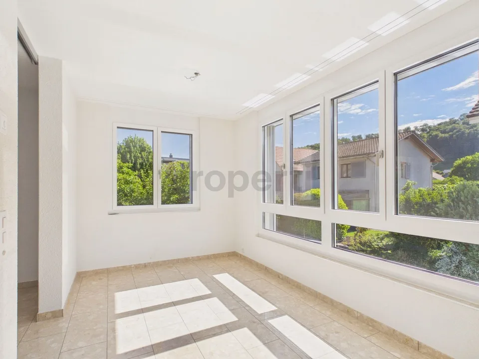 Newly renovated 4.5-room elegant apartment with private parking, Bubendorf
