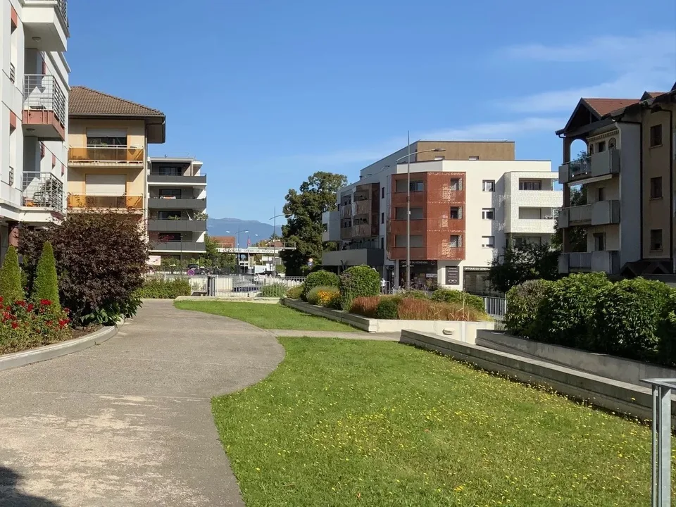Garage double en sous-sol à 50 mètres de la douane CROIX DE ROZON